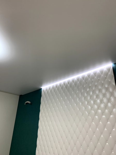 Фото натяжных потолков с подсветкой