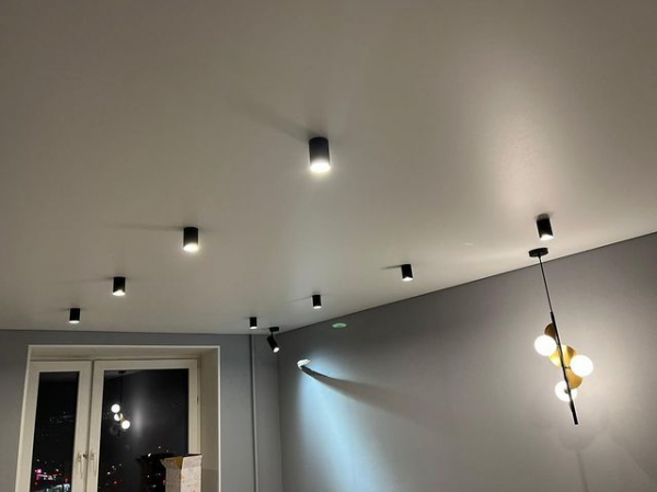 Пример тканевого натяжного потолка с накладными светильниками