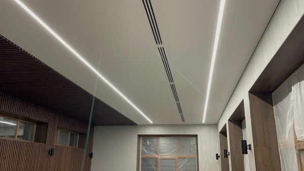 Фото натяжного потолка в зал