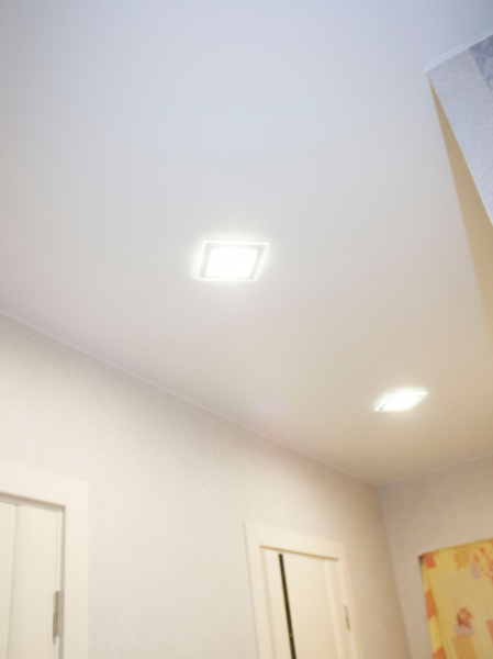 Натяжной потолок в коридор