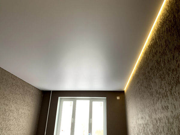 Натяжной потолок с подсветкой