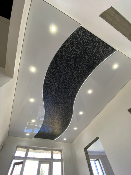 Пример натяжного потолка со спайкой полотен